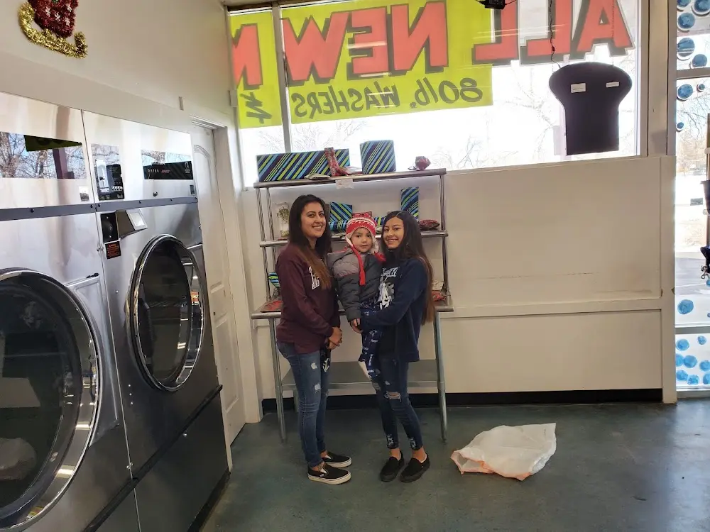 Folding space and laundry facilities at Wash'em Up Laundry #6 - Laundromat Aurora