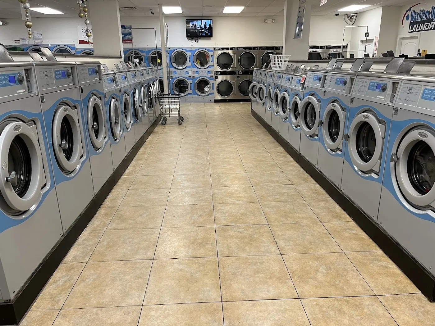 Wash'em Up Laundry #5 - Laundromat Thornton laundry equipment and customer amenities